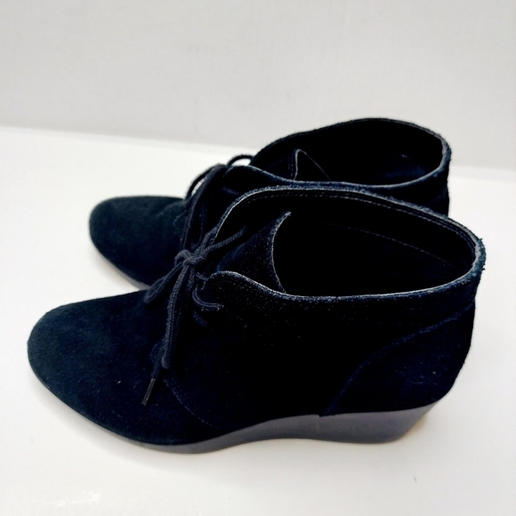 CROCS Leigh Ankle Boots Black Suede Wedge Heel Lace Booties Womens Shoe Size 6.5 - Picture 9 of 15